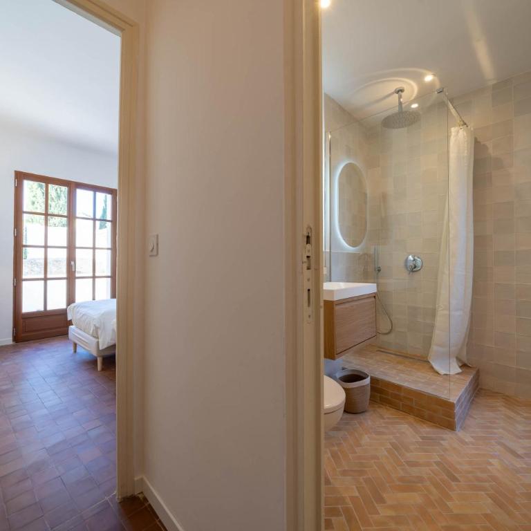 Exceptionnel - Couvent entièrement rénové - classé Patrimoine - Piscine, au calme et à 100 m du coeur de l'Isle - Villa avec Piscine Privée - 33