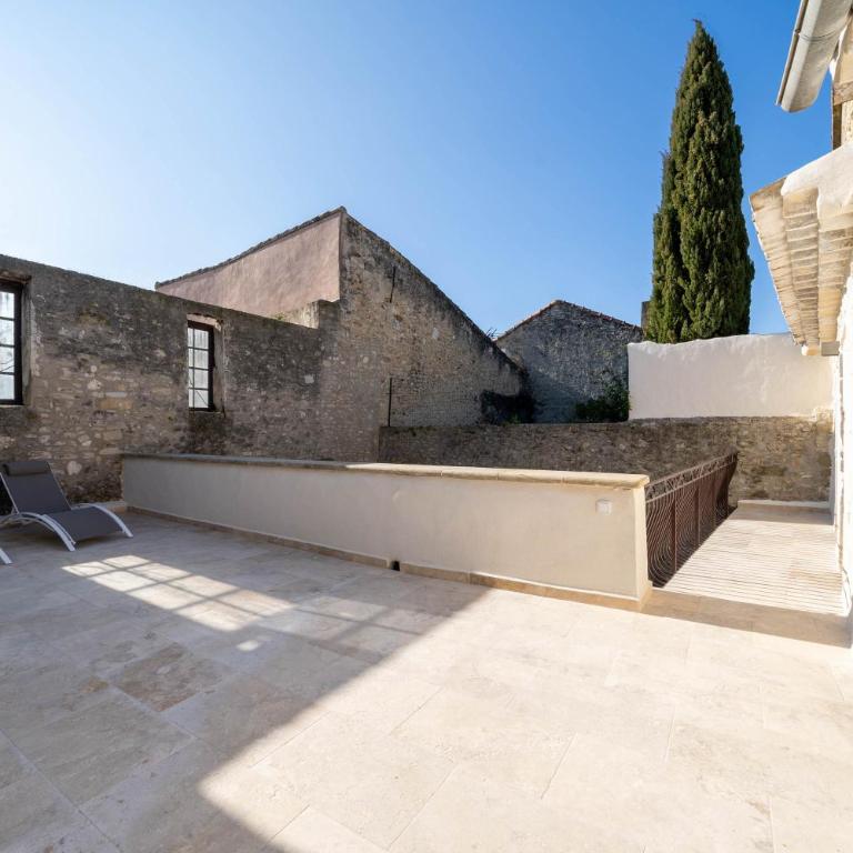 Exceptionnel - Couvent entièrement rénové - classé Patrimoine - Piscine, au calme et à 100 m du coeur de l'Isle - Villa avec Piscine Privée - 15