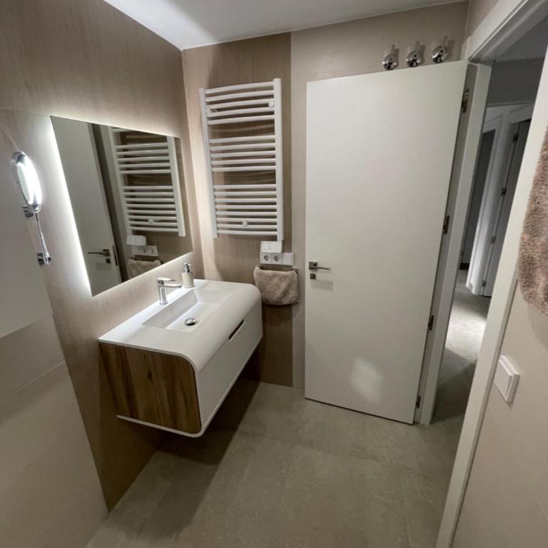 Gran Alcant Iconic Apartment Riki - Three-Bedroom Apartment - 45