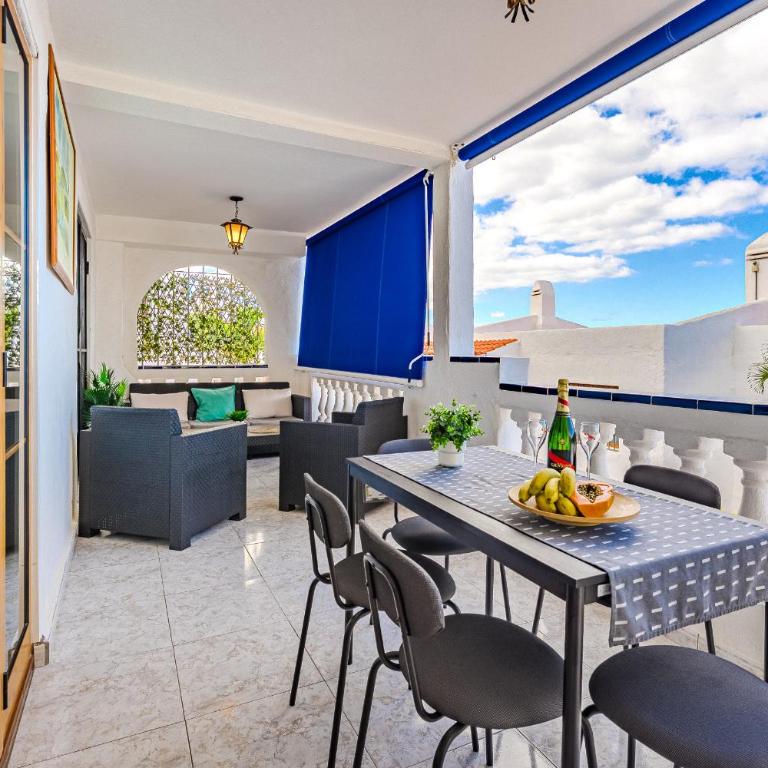 Los Cristianos Stay with Large Terrace & Heated Pool - Apartamento de 2 dormitorios - 1