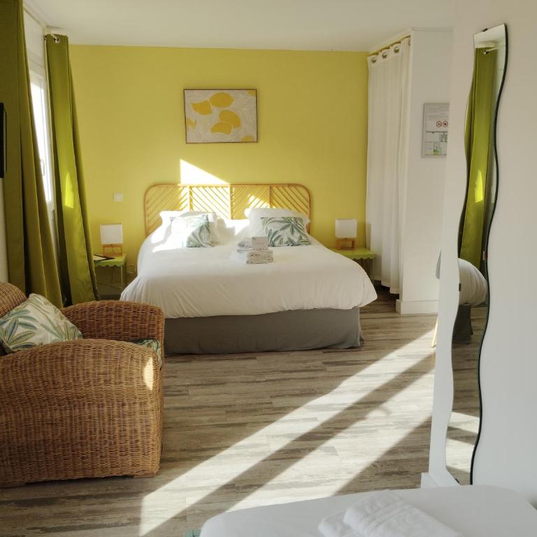 Hôtel Les Calanques - Chambre Triple Côté Route - 13