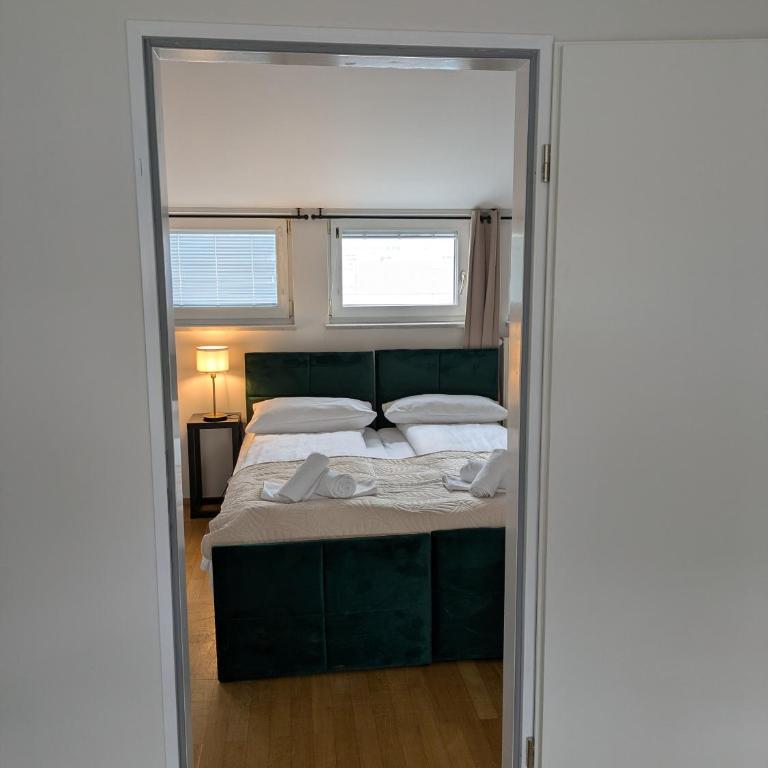 Munich Large Apartment 145 qm and 5 Bedrooms with Roof Terrace in centrally located 1 to 14 Guests - Five-Bedroom Apartment - 17