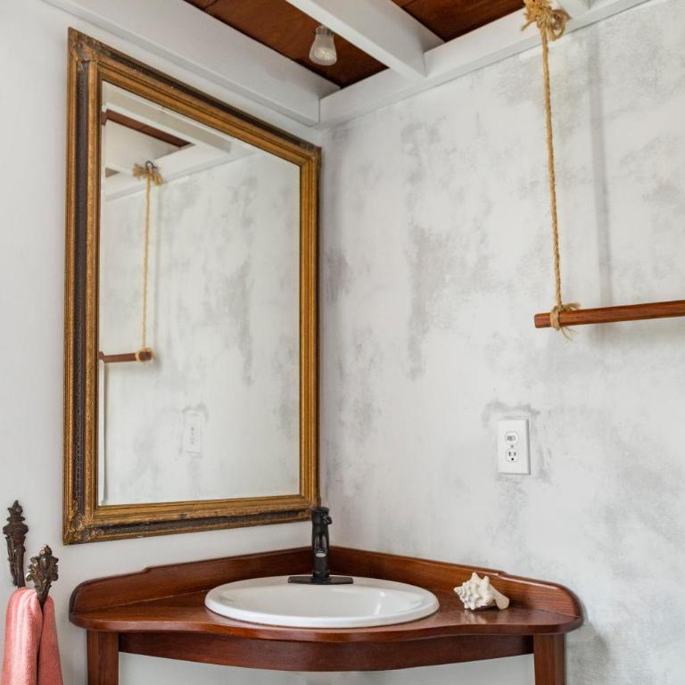 Plantation House - why stay elsewhere - Two-Bedroom Loft Apartment - 4