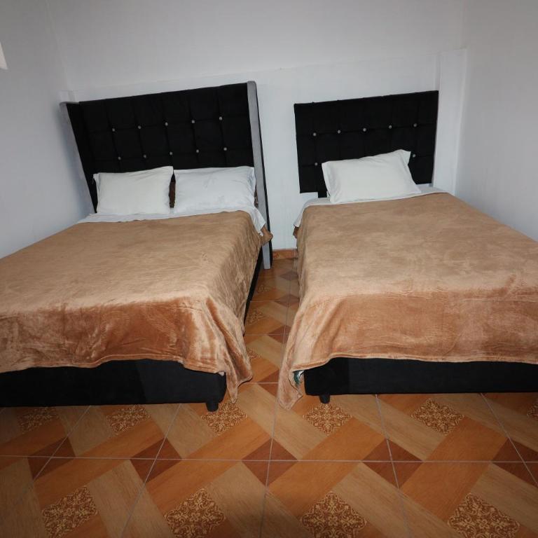 Hospedaje Apu San Isidro - Double Room with Private Bathroom - 4