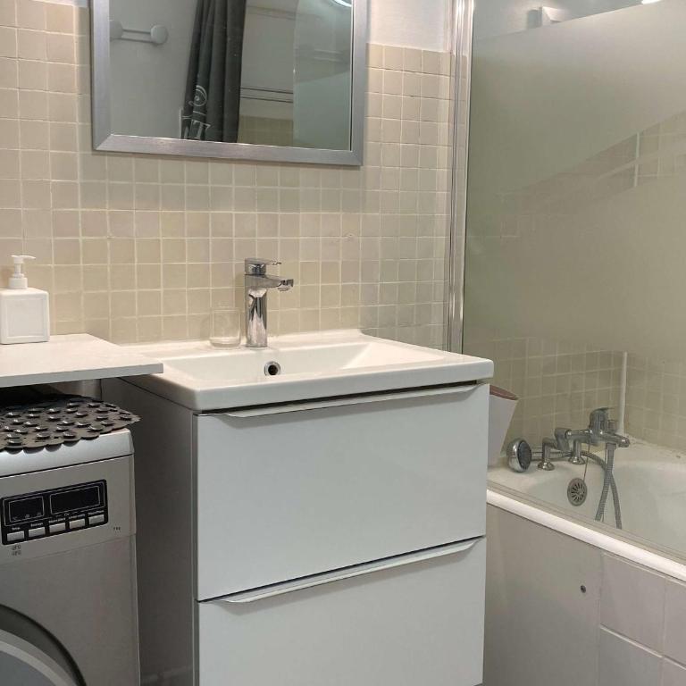Appartement T2 confortable avec Wifi, loggia spacieuse, garage à Balaruc-les-Bains - FR-1-553-289 - Appartement - 10