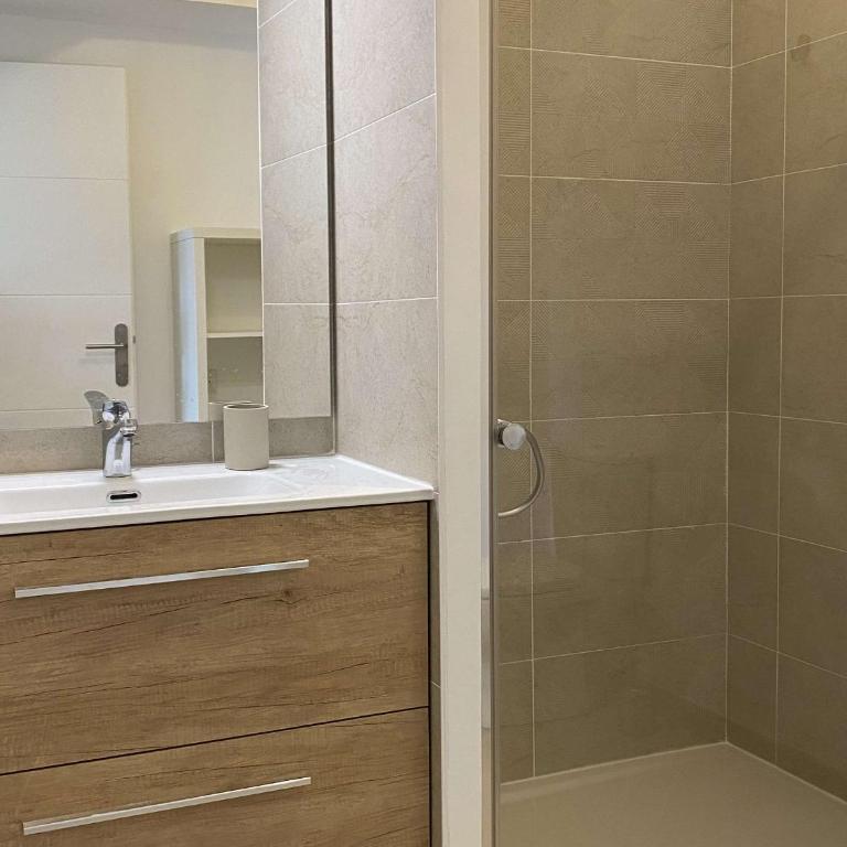 Bel appartement T2 avec terrasse privative et parking à Balaruc-les-Bains - FR-1-553-299 - Appartement - 10