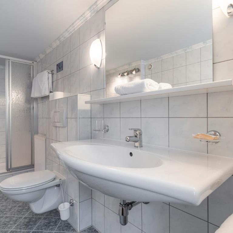 SCHMID Rooms & Apartments - Habitación Triple Estándar con balcón - 4