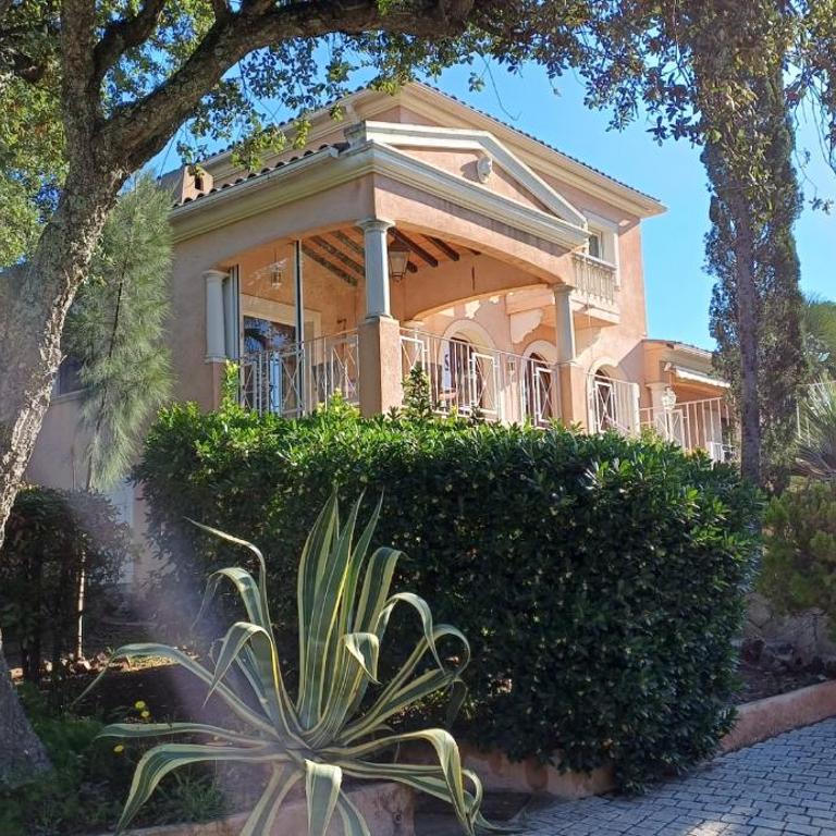Séjour détente dans une villa avec piscine privée, nature, golf et mer à proximité - Three-Bedroom House - 1