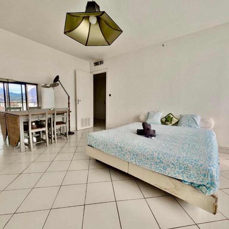 Spacious 80m2 Apartment - 8th Floor, Free Parking, Sleeps 5 - Apartment mit 2 Schlafzimmern - 9