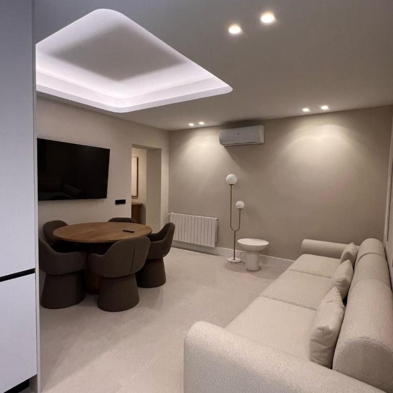 Deluxe apartment in Retiro - Three-Bedroom Apartment - 1