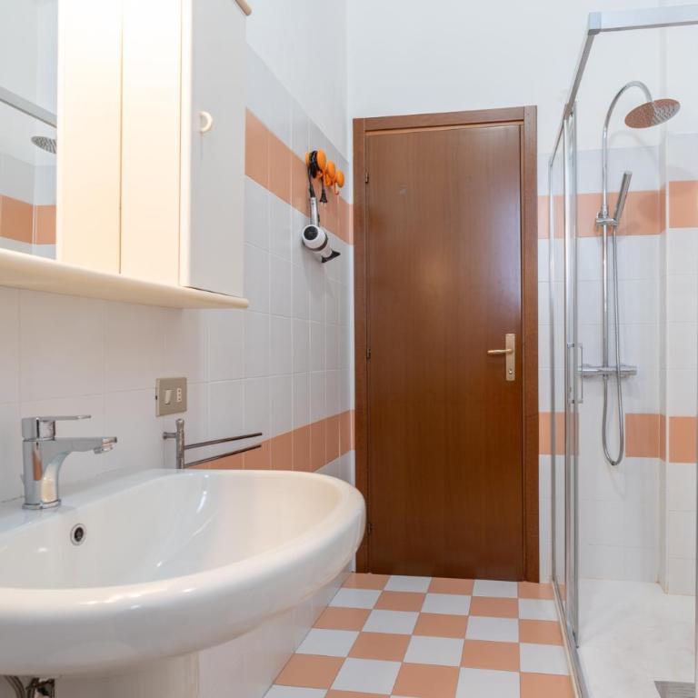 Large family apartment in a fresh area of Lecco - Apartment - 15
