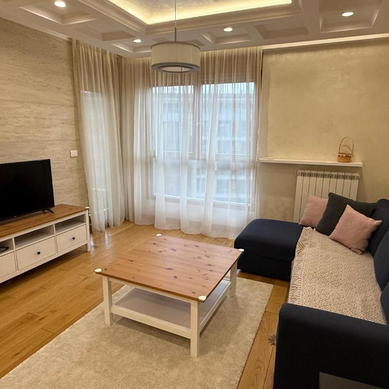 Central Garden grand luxurious apt - Three-Bedroom Apartment - 2