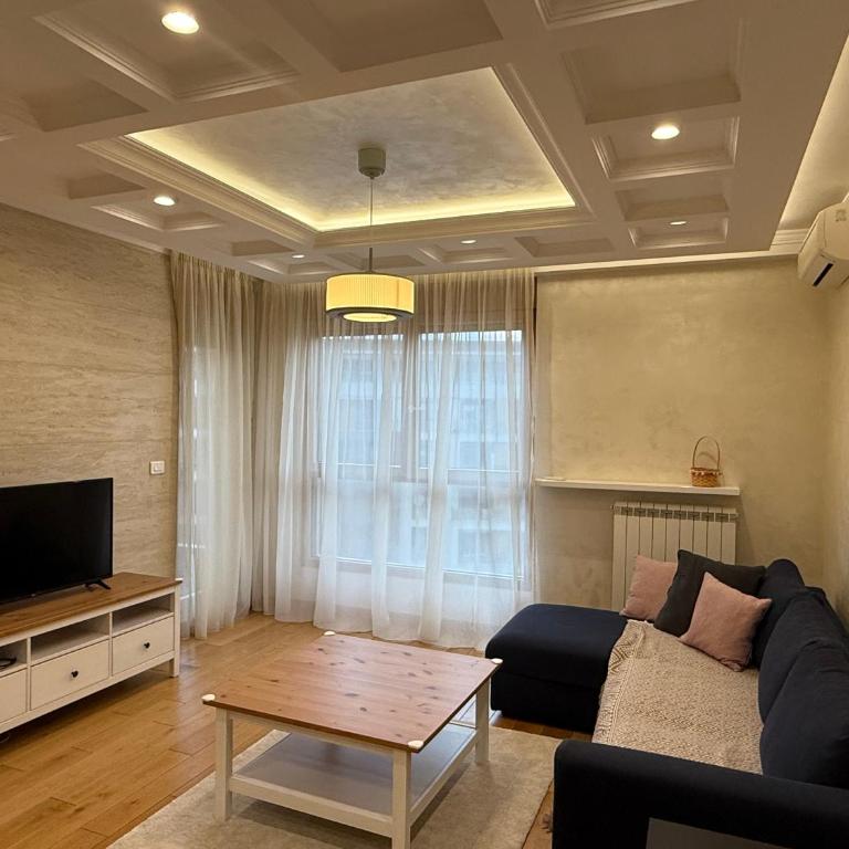 Central Garden grand luxurious apt - Three-Bedroom Apartment - 1