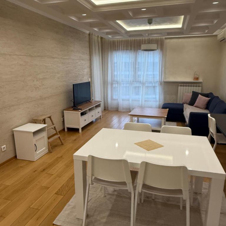 Central Garden grand luxurious apt - Three-Bedroom Apartment - 5