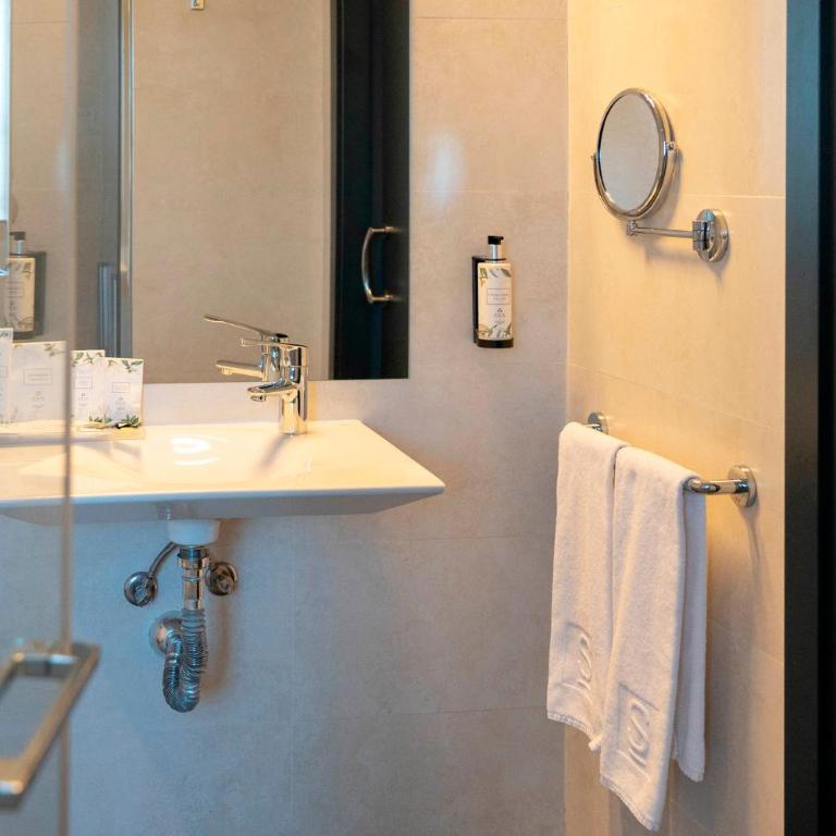 Sercotel Córdoba Medina Azahara - Habitación Superior - 1 cama grande - 3