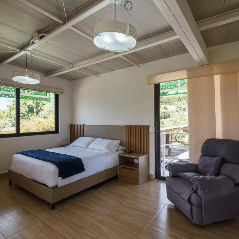 Finca Hotel 12 Palmas- Aeropuerto JMC - Habitación con cama grande y balcón - 1