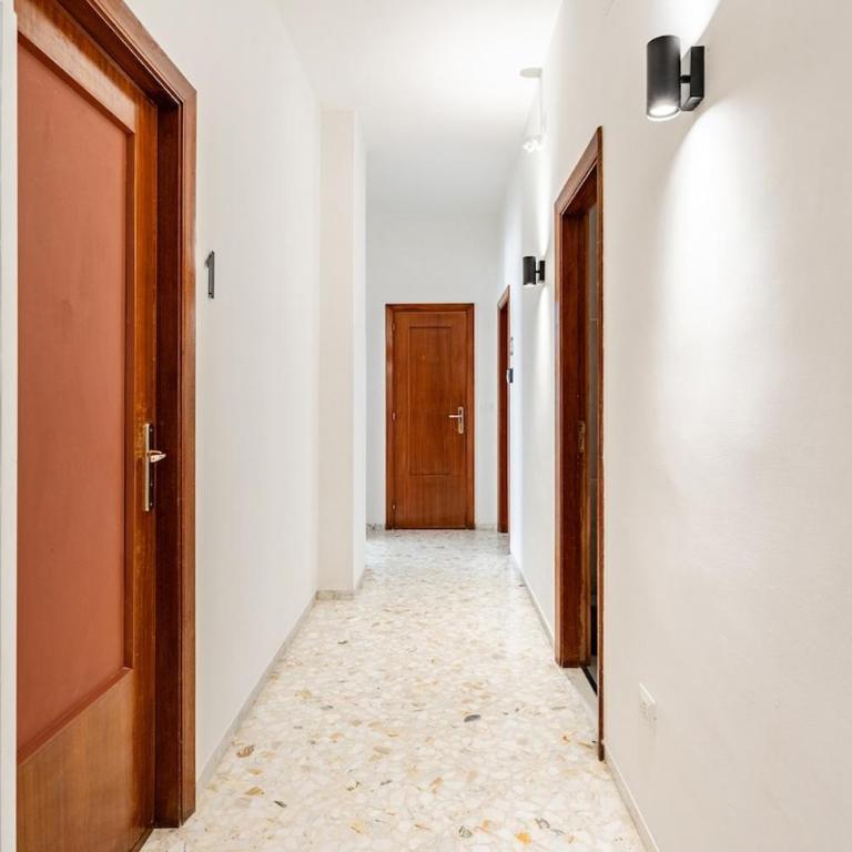 Miki's Home - Central rooms - Economy Triple Room with Shared Bathroom - 8