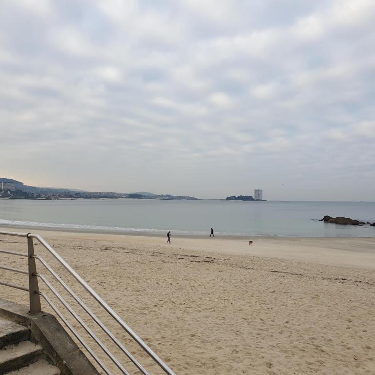 Precioso alojamiento en Samil a pie de playa VIGO - Habitación Familiar con baño privado - 1