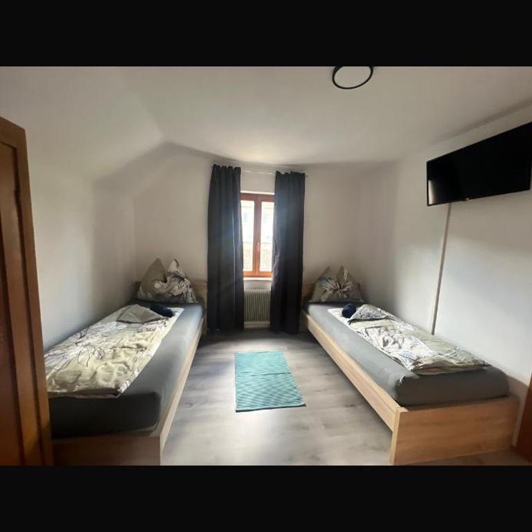 LA Haus für Monteure, Arbeiter, Pendler, ganzes Haus mit Garten, 5 Zimmer - Apartment - 2