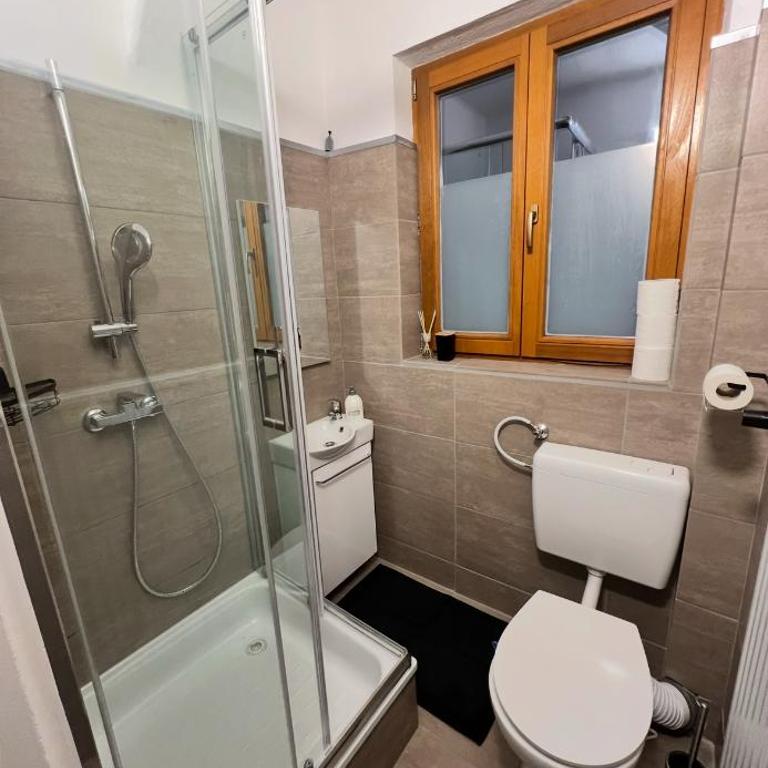 LA Haus für Monteure, Arbeiter, Pendler, ganzes Haus mit Garten, 5 Zimmer - Apartment - 12