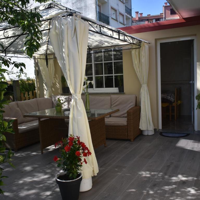 JARDIN, TERRAZA Y BARBACOA - Apartment with Garden View - 50
