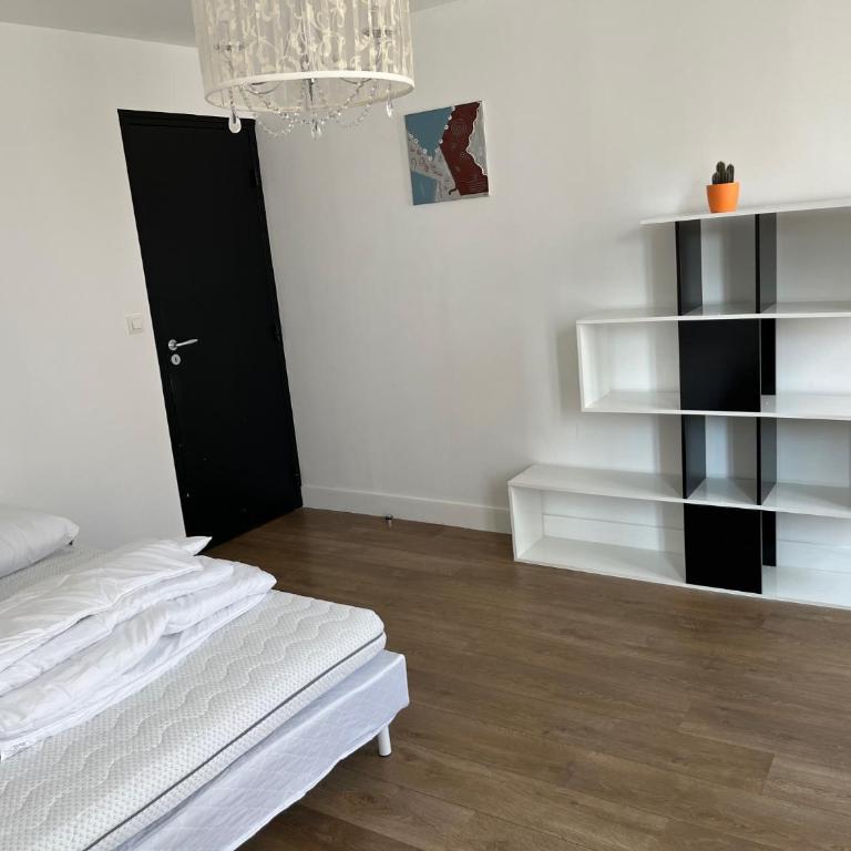 Grand duplex centre historique - Three-Bedroom Apartment with Balcony - 15