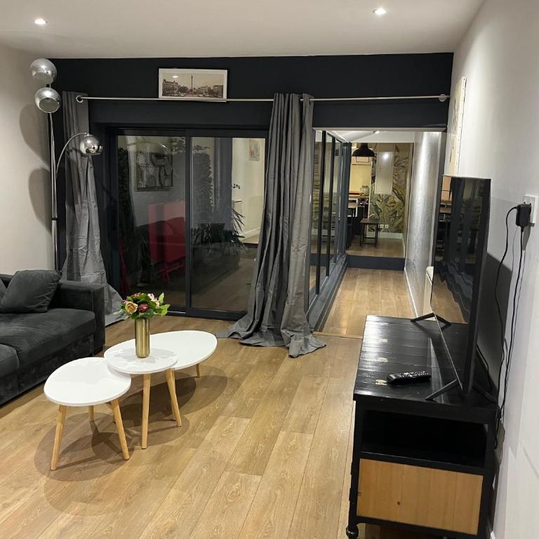 Grand duplex centre historique - Three-Bedroom Apartment with Balcony - 2