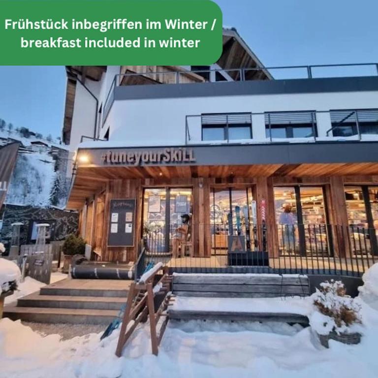 SKILL Mountain Lodge - Ski und Bike Hostel im Sommer mit JOKER CARD - Standard Doppelzimmer mit Gemeinschaftsbad - 1