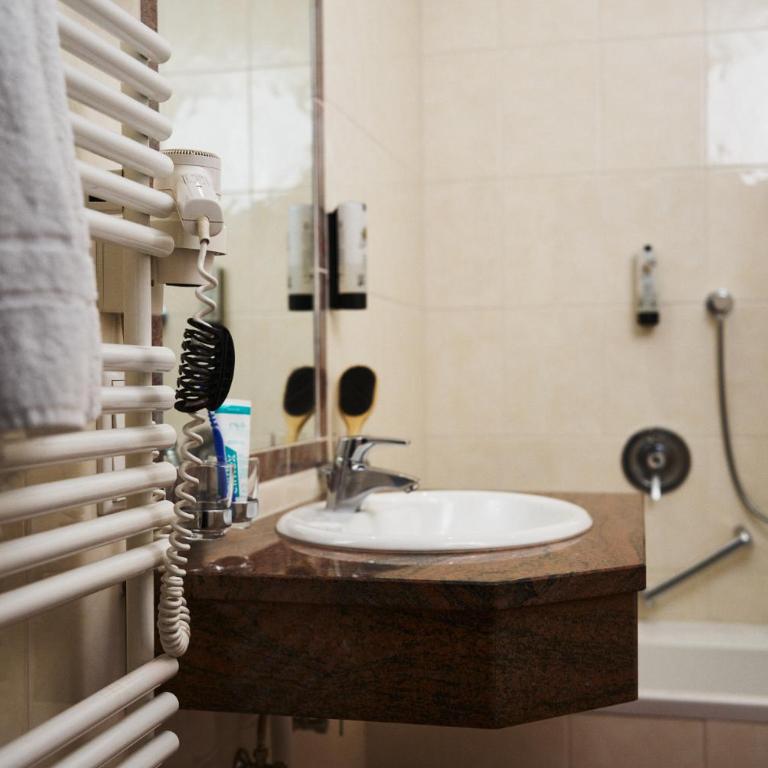 Hotel Martini Kaprun including free parking and Zell am See-Kaprun summer card - Doppelzimmer mit Balkon - 3
