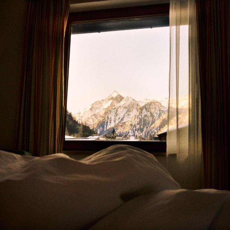 Hotel Martini Kaprun including free parking and Zell am See-Kaprun summer card - Doppelzimmer mit Bergblick - 2