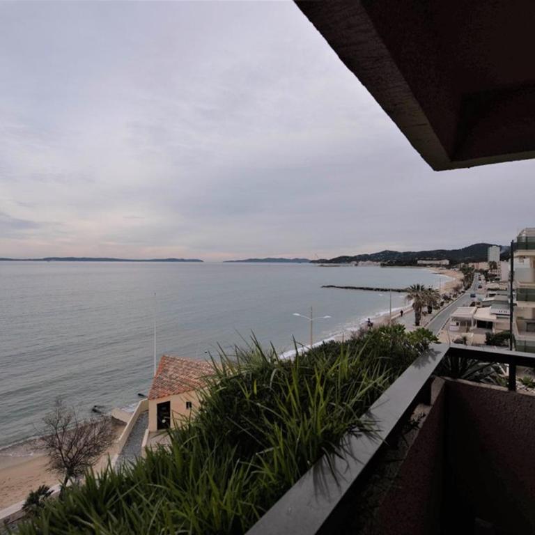 Le Lavandou, T2 lumineux, accès direct plage, parking privé - FR-1-803-79 - Apartment - 10
