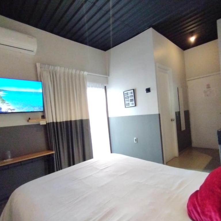 Hotel NEXT - Habitación con cama grande y balcón - 2