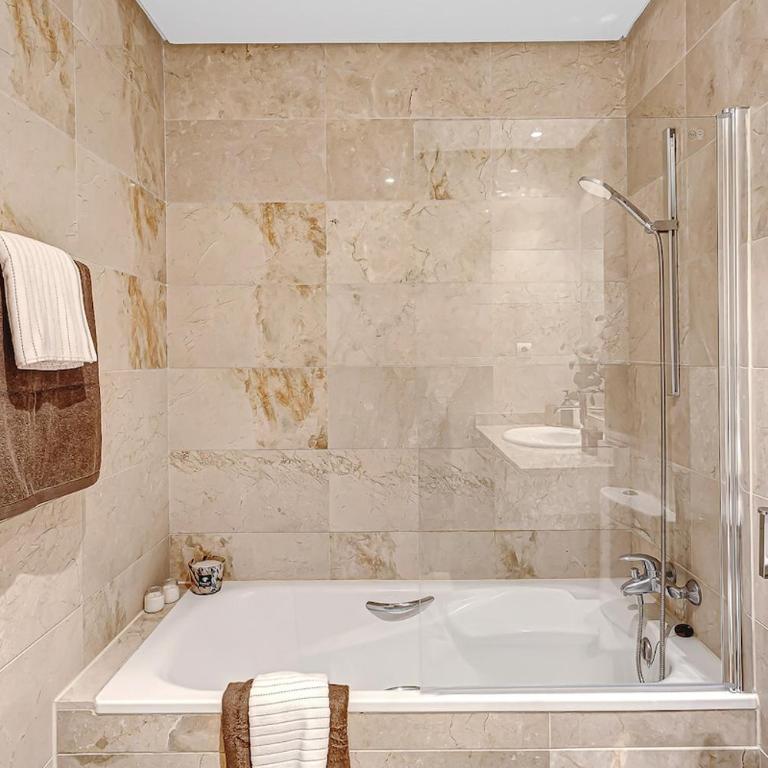 Sea view and sunny rooftop in Marbella, remodeled 2025 - One-Bedroom Apartment - 24