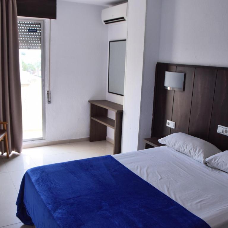Hotel Niza - Habitación con cama grande y balcón - 1