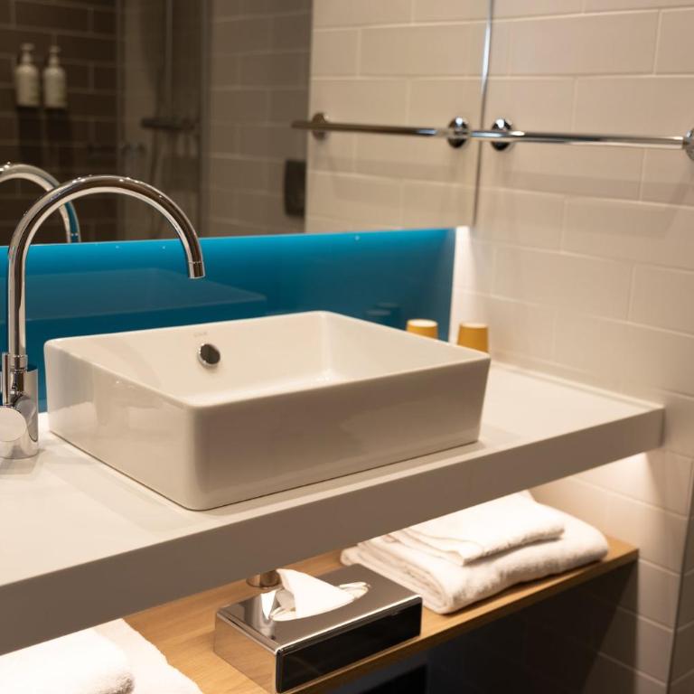 Holiday Inn Express Caen Epron by IHG - Chambre Lit Queen-Size Standard - Petit-Déjeuner Gratuit - 4