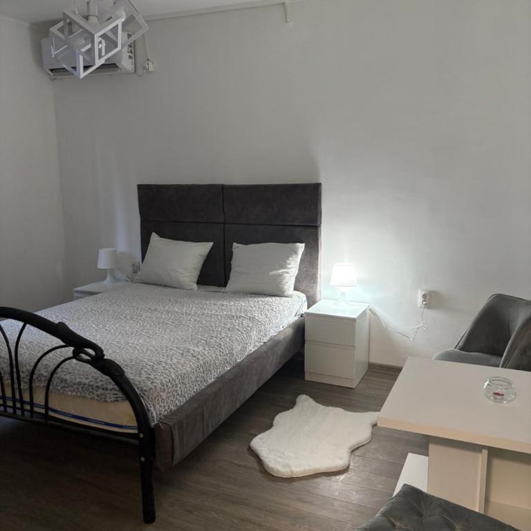 Apartman Nina 2 BANOVO BRDO - Two-Bedroom Apartment - 1