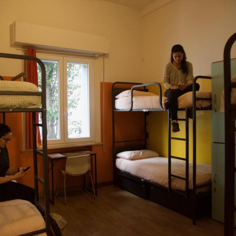 Sunflower City Student Hostel & Bar - Camera per 6 Persone con Bagno Privato - 2