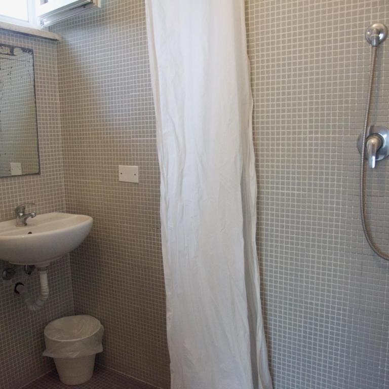 Sunflower City Student Hostel & Bar - Budget Twin Room with Private Bathroom - 5