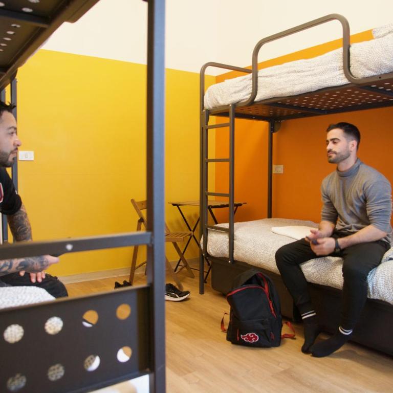 Sunflower City Student Hostel & Bar - Posto Letto in Dormitorio Misto con 6 Letti e Bagno Privato - 4