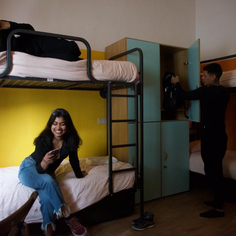 Sunflower City Student Hostel & Bar - Camera per 6 Persone con Bagno Privato - 1