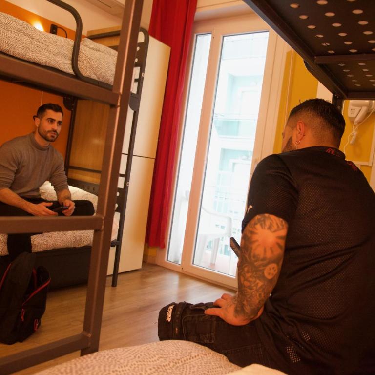 Sunflower City Student Hostel & Bar - Posto Letto in Dormitorio Misto con 6 Letti e Bagno Privato - 3