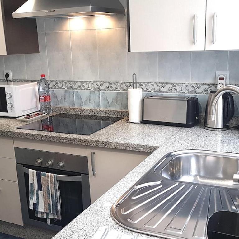 Apartment, 3 bedrooms, downtown - Three-Bedroom Apartment with Balcony - 12