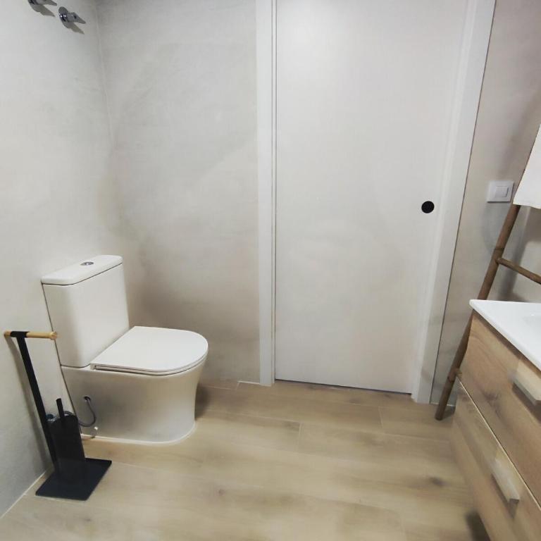 Caracol - Entire Apt - Near Beach and Stadium by Río Turia Apartments - One-Bedroom Apartment - 9