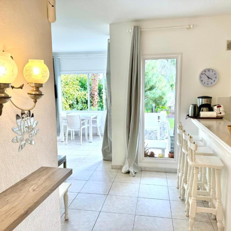 Casa Lilo, en jardin grande, con una gran piscina y barbacoa - One-Bedroom House - 19