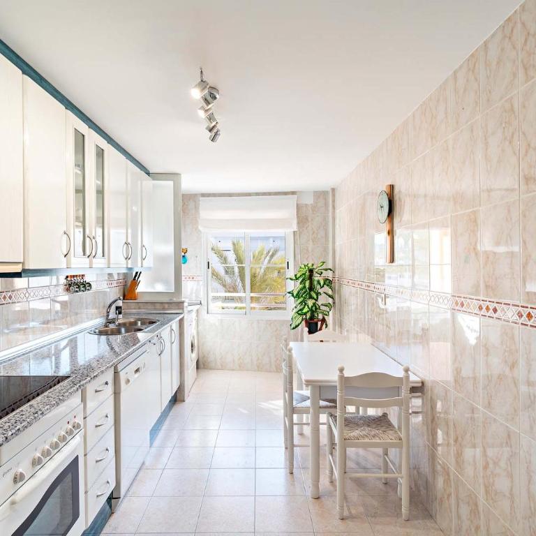 Apartamento con Vista al Mar - Three-Bedroom Apartment - 15