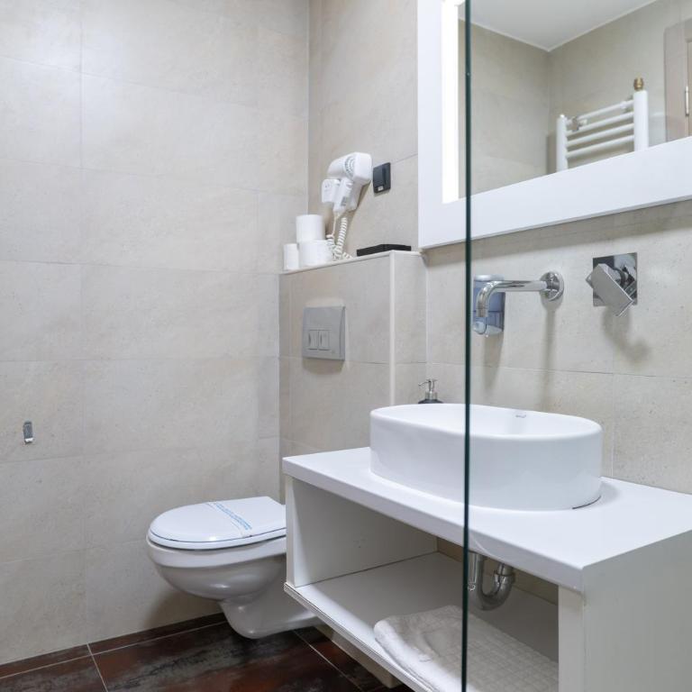 Hotel Passport - Dvokrevetna Soba sa Bračnim Krevetom - 13
