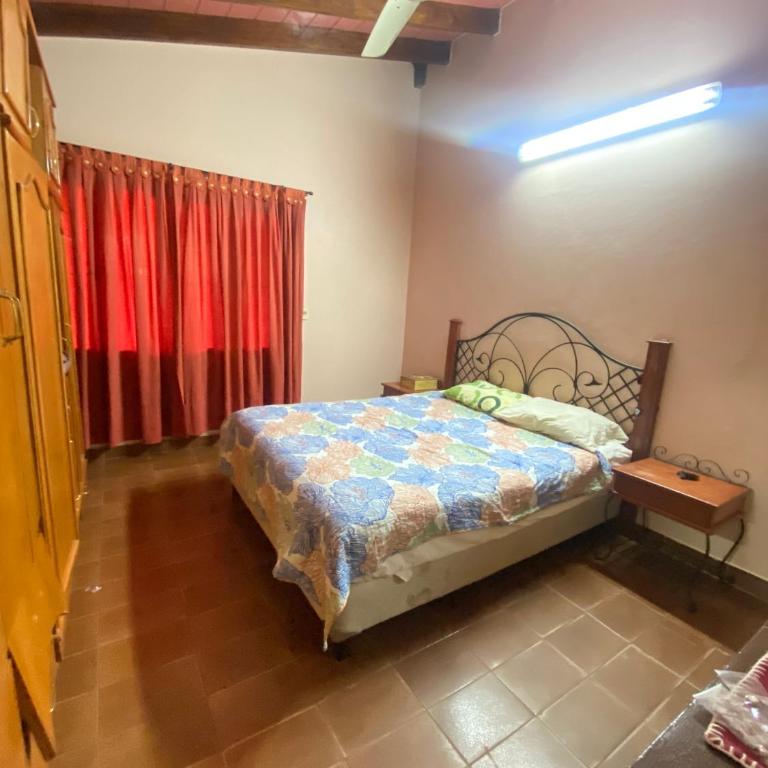 Casa AMPLIA CON PATIO Y COCHERA - Habitación Doble Estándar - 1