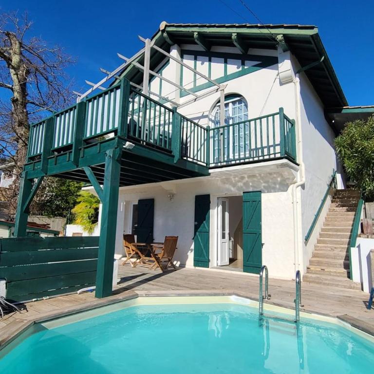 Spacious house with garden and pool - Ferienhaus - 1