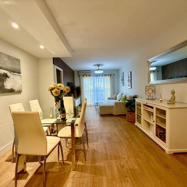 Apartamento en primera línea de playa con terraza en Los Boliches, Atardeceres de Fuengirola - Two-Bedroom Apartment with Sea View - 3
