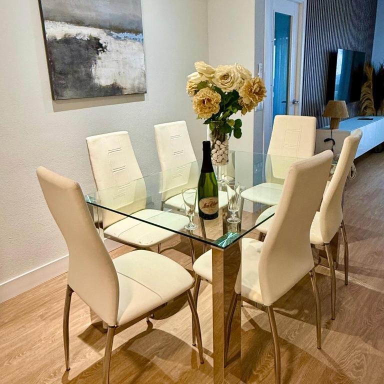 Apartamento en primera línea de playa con terraza en Los Boliches, Atardeceres de Fuengirola - Two-Bedroom Apartment with Sea View - 4